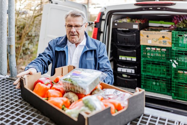 Der Fahrdienst lädt Ware ein